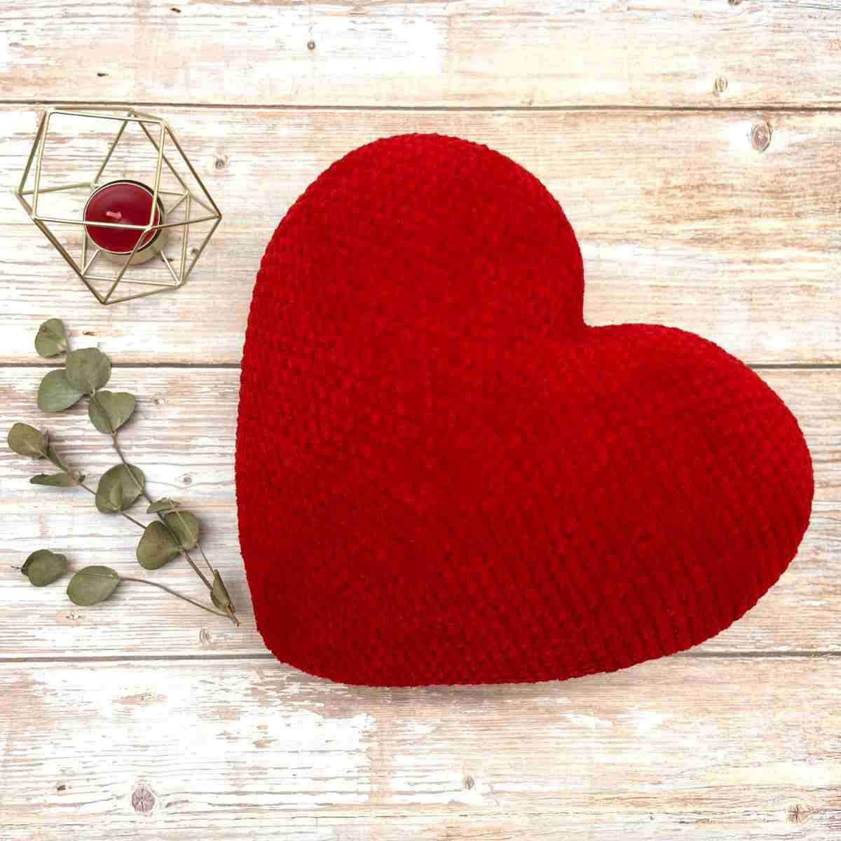 Free Crochet heart pillow pattern, easy cushion