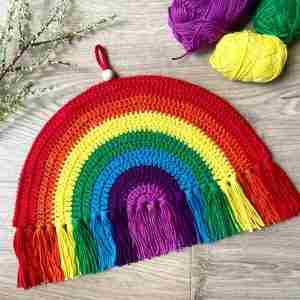 Free crochet rainbow pattern: easy crochet wall hanging pattern