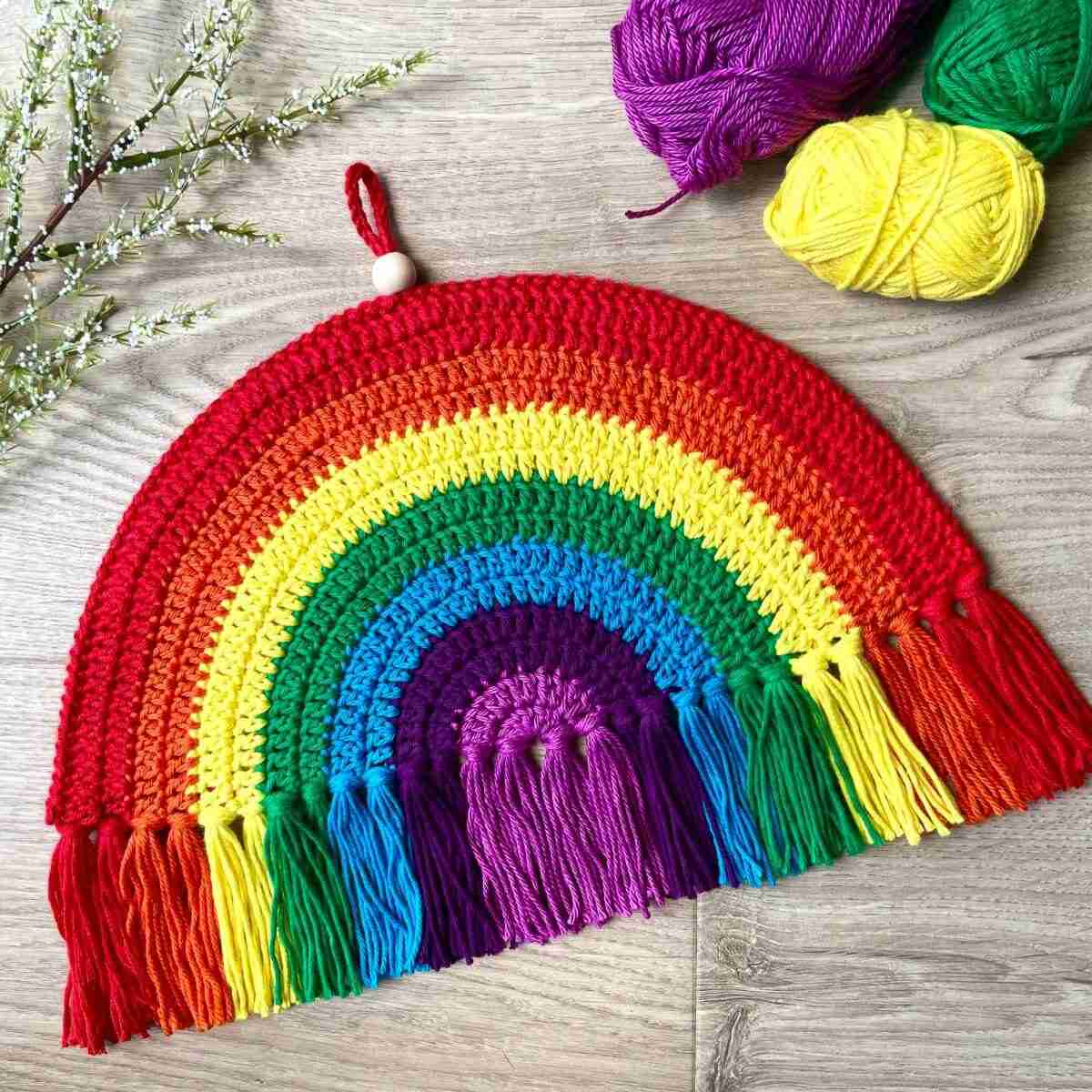 Free crochet rainbow pattern: easy crochet wall hanging pattern